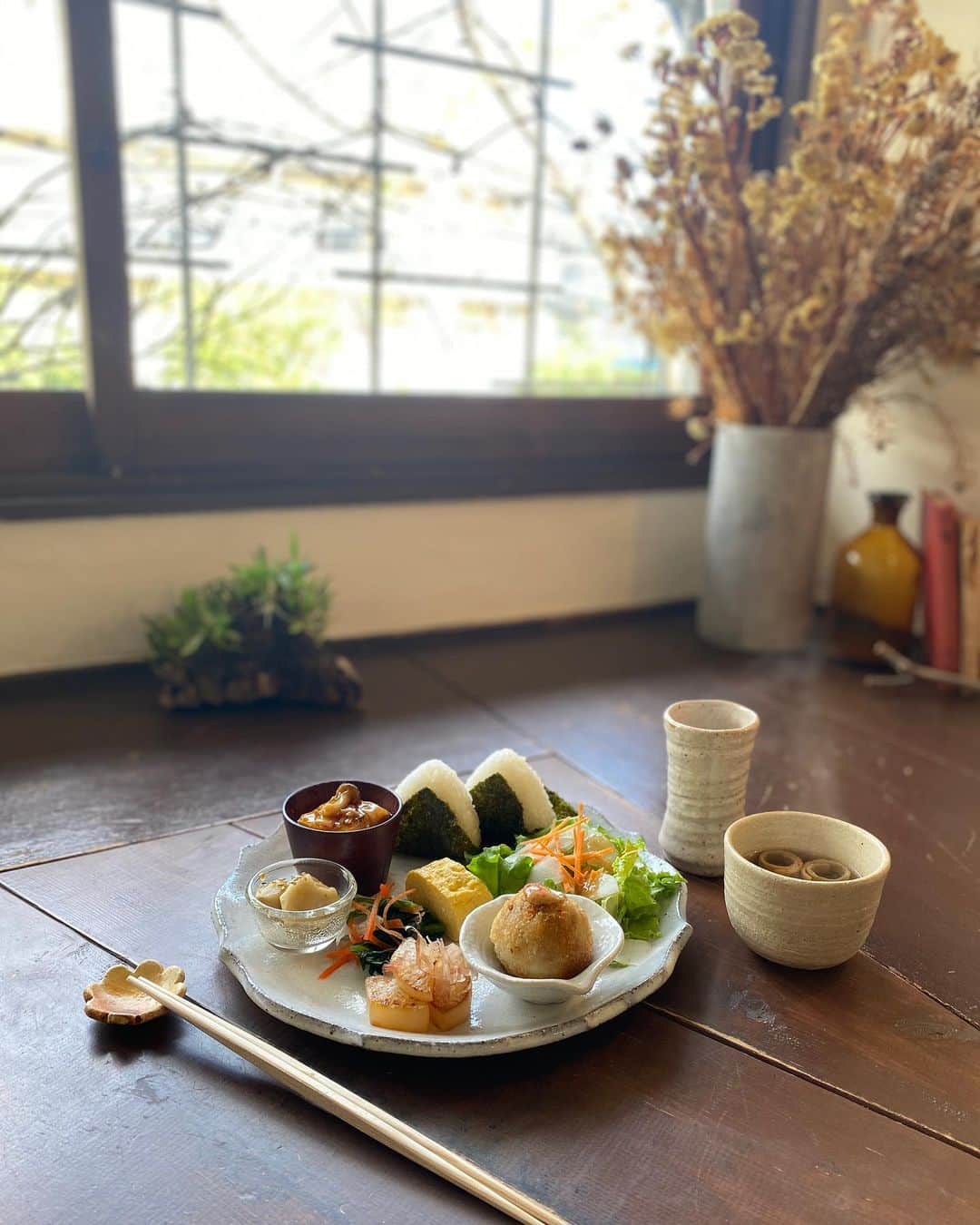 cafezakkagallery-flagのインスタグラム：「▪︎本日12/16より通常営業です▪︎ まだまだコロナは収まりませんが ビクビクしてるとお店がえらいこっちゃになるので 対策をしつつオープン致します。 アラジンにファンヒーター、暖房いっぱいに あちこち換気しつつ、おにぎり作ってお待ちしております。  ギャラリーではhacuさんの靴下、 ヒンメリや焼き菓子などクリスマスギフトにぜひ！  #cafezakkagalleryflag  #cafeFLAG #大阪カフェ #枚方カフェ #hacu #oofukuhan  #ヒンメリ #靴下 #クリスマス」