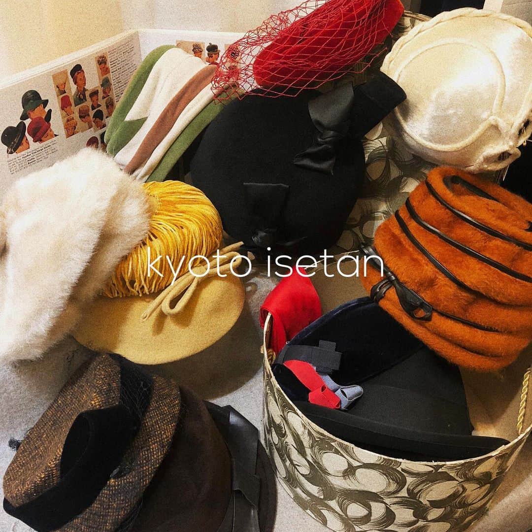 NUTTY Vintage&Collectibleのインスタグラム：「ジェイアール京都伊勢丹 《ワンダフルマルシェ〜京都蚤の市〜》  ＊＊本日スタート！＊＊  今年も京都の皆様にお会いできることを 楽しみにしております♡  ┈┈┈┈┈┈┈┈┈┈┈┈┈┈┈┈┈ NEW ARRIVAL ┈┈┈┈┈┈┈┈┈┈┈┈┈┈┈┈┈ ☑︎vtg various hat/headdress  ⚠️会期終了まで通販は承っておりません⚠️  《ワンダフルマルシェ〜京都蚤の市〜》 @wonderfulmarche  【会期】 12/16(wed)~12/24(thu) 場所：ジェイアール京都伊勢丹10階 催物場 時間：10:00~20:00 最終日は18時まで」