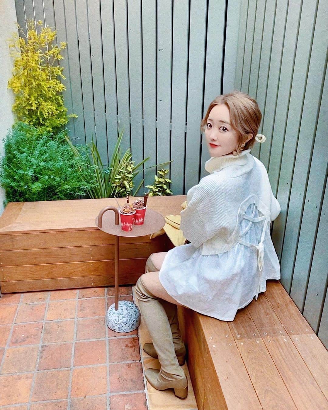 のインスタグラム：「☕️🍫🎄﻿ ﻿ ﻿ おはよう☺️💕﻿ 今日は朝から大荷物で移動中です💭﻿ 晴れてるけど寒いっっっ…！！！！😨❄️🥶﻿ ﻿ ﻿ ﻿ 写真は先日のコーデ💭💫﻿ ﻿ #フリーズマート (@frees_mart )の﻿ バックスタイルが可愛い﻿ レイヤード風ドッキングニット🧶に﻿ ブーツを合わせていたよ😌🌷👢﻿ ﻿ シャツがレイヤードされてるような﻿ デザインなの😍💭﻿👕 ﻿ ﻿ ﻿ この丈は、寒くなったら﻿ いくらでもパンツと合わせられると思って﻿ 今回はチュニックみたいに合わせました🧣﻿ この丈×ブーツは 脚長効果あってありがたいね🤔✨﻿ ﻿  フリーズマート公式アカウントでは フォロー＆いいねで プレゼントキャンペーン中とのことなので、 ぜひチェックしてみてね😌💕  ﻿ ﻿ ﻿ 本格的に寒くなってきたから﻿ 体調崩さないように﻿ 今日もがんばろうーーー！😍✨🌷﻿ 𓂃 𓈒𓏸 ‎𓂃 𓈒𓏸 ‎𓂃 𓈒𓏸 ‎𓂃 𓈒𓏸 ‎𓂃 𓈒﻿ #PR#freesmart#2020fw﻿ #冬コーデ#ニット#156cm#156cmコーデ」