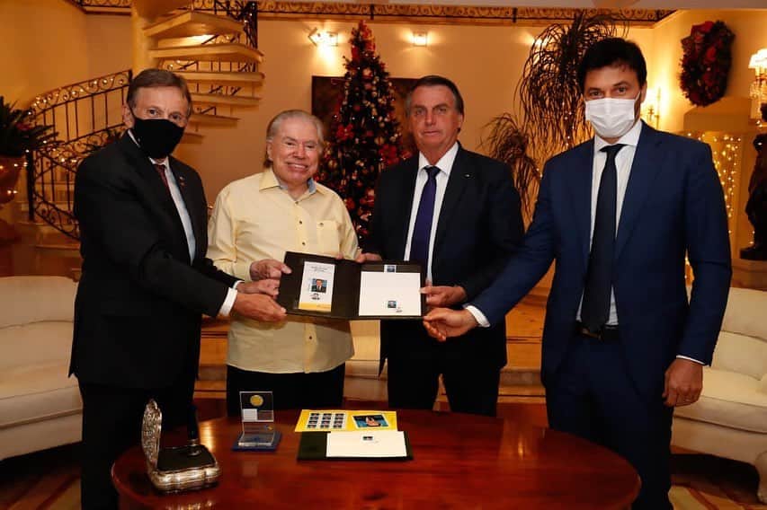 ジルマ・ルセフのインスタグラム：「Na tarde desta terça-feira (15), o Presidente @jairmessiasbolsonaro participou do lançamento do selo alusivo ao aniversário de 90 anos do comunicador Silvio Santos. O encontro aconteceu em São Paulo. Fotos: Alan Santos/PR」