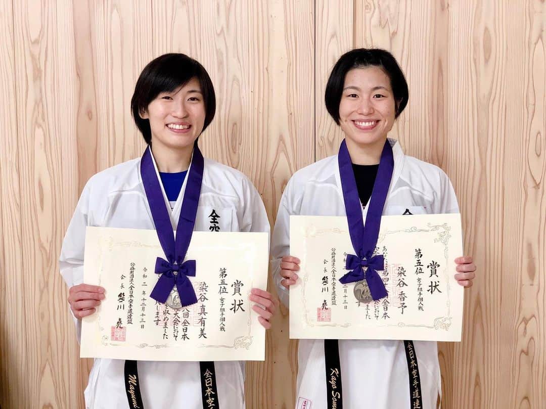 のインスタグラム：「12月13日 全日本選手権が終わりました！ 今年は姉妹一緒に５位でした👭  『姉と決勝戦に進みたい』という強い思いがあったから、大会までの期間どんな状況でも力が湧いた☺️💪🔥 いつもありがとう！  この経験を次のステップへ繋げていけるよう、姉妹力を合わせてまた頑張ります！🔝🌏☺️  コロナの影響で大変な状況の中、大会が開催できたことに感謝します。ありがとうございました！！  @arawazajapan  @arawaza_intl  日本の大会にアラワザ道着で出場するのは今回が初！！軽くて着心地が良いところが本当に好きです✌️😄  いつもありがとうございます。 大切に使わせていただきます🇯🇵  #arawaza  #karate」