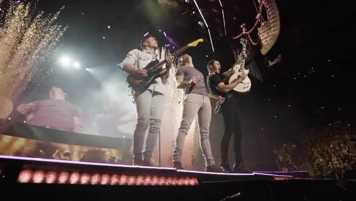 のインスタグラム：「Miss this and miss you guys 🥺❤️ #HappinessBeginsTour」