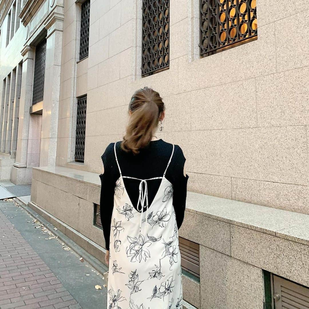 mina hinokuchiのインスタグラム：「. 手書き風の花柄が可愛い❣️ 甘すぎなくて大人っぽく着れる花柄だから、 普段花柄着ない方でも挑戦しやすいと思います♪♪ . バックデザインまで可愛いのもポイント❄️ . . #whoswhochico #salonbychico #フーズフーチコ　#キャミワンピース」