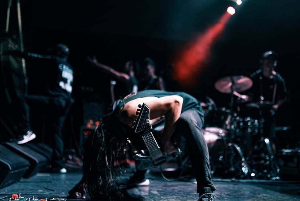 Crystal Lakeさんのインスタグラム写真 - (Crystal LakeInstagram)「How are things going on at your place?  You witnessed the alien invasion of America in the summer last year.  Pics by @jtcavey from the NEON ALIEN TOUR with @northlane @erraband and @currents」12月16日 9時24分 - crystallake777