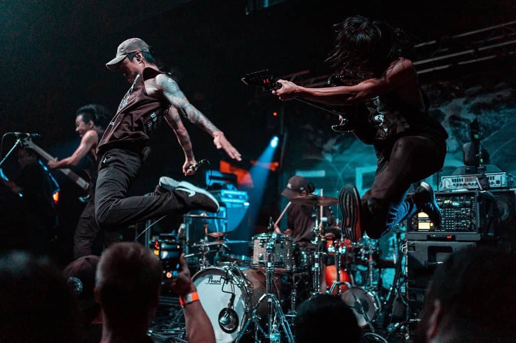 Crystal Lakeのインスタグラム：「How are things going on at your place?  You witnessed the alien invasion of America in the summer last year.  Pics by @jtcavey from the NEON ALIEN TOUR with @northlane @erraband and @currents」