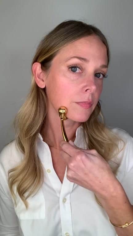のインスタグラム：「Whether you’re searching for the perfect gift or want to treat yourself, #EsteeTeam @createbeautybecca shows you how to make your skincare routine extraordinary with our #ReNutriv Collection. Don’t forget to wrap up your gifting with our fave AERIN fragrances!」