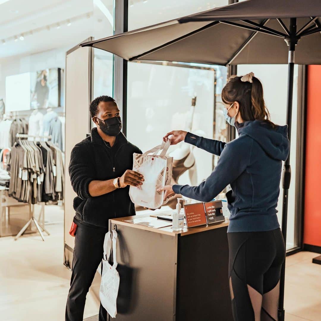 lululemonさんのインスタグラム写真 - (lululemonInstagram)「The countdown is on. Just a few days left to get your gear in time for the holidays. Two ways to shop:  1️⃣ Place your order online by December 20 for gifts to arrive by December 24.  2️⃣ Put on your favourite mask and join us in store for your last minute gifting needs.」12月16日 9時25分 - lululemon