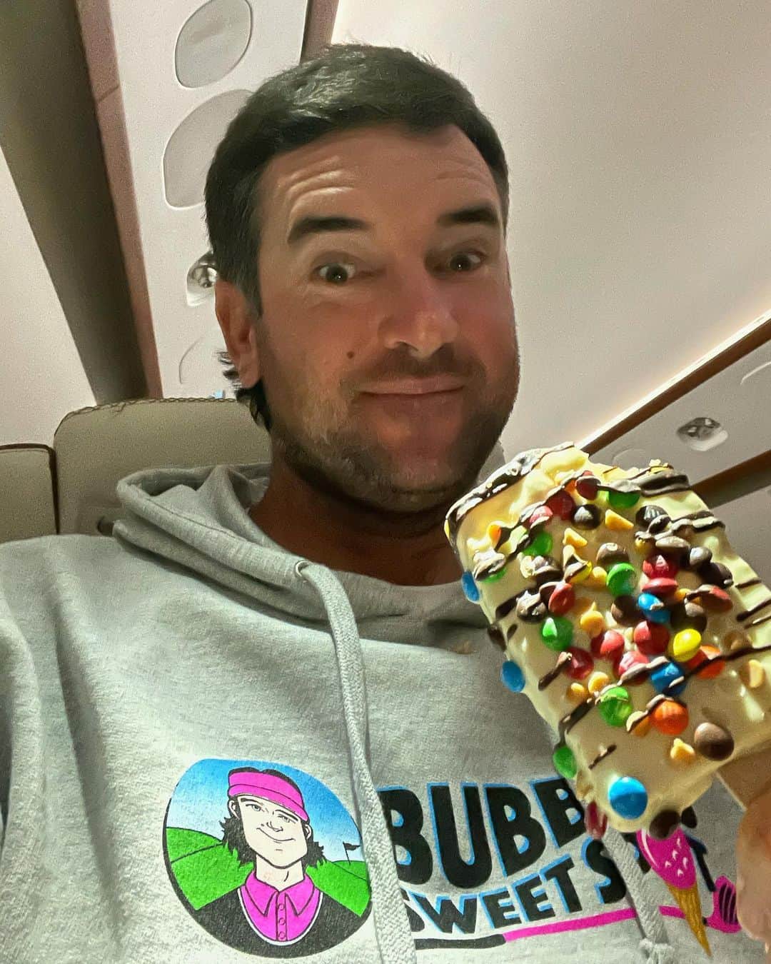バッバ・ワトソンのインスタグラム：「Best way to go to the @pncchampionship is in a new grey hoodie with a mid-flight treat from @bubbasweetspot!!!! #pncfatherson」