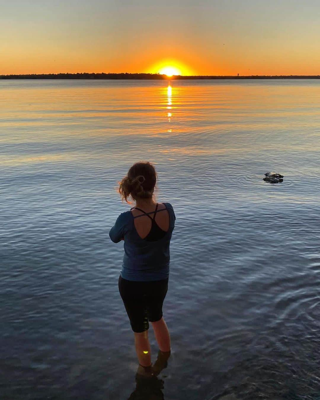 アレハンドラ・ジャネサのインスタグラム：「“The Universe has music for those who listen” ✨🎵 let’s do this #aquarius #grounding #nature  #sun #water #earth #wind #fire #soul #lookinside #reflection #selfreflection #highvibrations #grateful #joy #love #peace #🙏 #♒️」