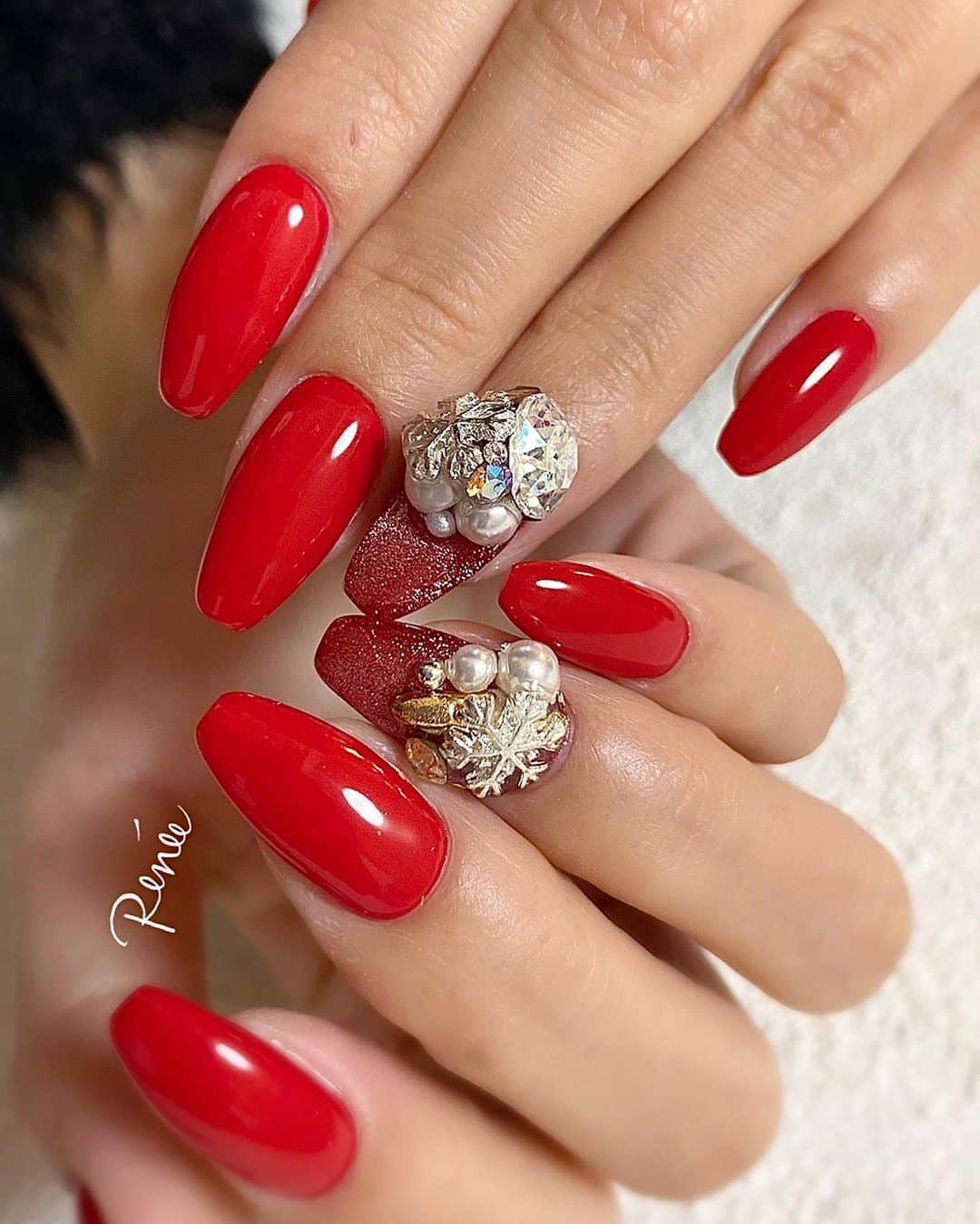 ネイルサロンレネのインスタグラム：「.﻿ design▶︎▶︎ 川崎 @renee_mai.213 ﻿ ﻿ ﻿ 検定カラーの﻿ 真っ赤💄💄﻿ ﻿ 際まで攻めたくて、﻿ 塗るとき呼吸止まっちゃう😶😶﻿ ﻿ ﻿ nailsalon Renée®︎﻿ ￣￣￣￣￣￣￣￣﻿ TV.メディア出演﻿ スタッフ全員資格保持者﻿ カラー300種類以上﻿ パーツ1000種類以上﻿ 雑誌掲載デザイン多数﻿ ﻿ ﻿ ﻿ ▫︎Renée梅田本店﻿ 【open-close】10:00〜21:00﻿ 【定休日】不定休﻿ 【add】大阪市北区堂山町15-23-908﻿ ﻿ ▫︎Renée les deux梅田店﻿ 【open-close】10:00〜21:00﻿ 【定休日】不定休﻿ 【add】大阪市北区堂山町15-23-1003﻿ ﻿ ▫︎Renée by Beauland Ashiya芦屋店﻿ 【open-close】10:00〜21:00﻿ 【定休日】不定休﻿ 【add】芦屋市業平町6-11 Ashiya grotto 302﻿ ﻿ ﻿ ﻿ ﻿ ▶︎▶︎▶︎初回クーポンご利用頂けます﻿ ￣￣￣￣￣￣￣￣￣￣￣￣￣￣￣￣﻿ ご予約はプロフィールTOPのリンク内﻿ URLをご利用下さい。﻿ ﻿ ﻿ ﻿ メニューに迷った方やご相談は…﻿ ﻿ 　　🤍Renée公式LINE🤍﻿ ─────────────﻿  【@bos7903t】←※@から入力🔍﻿ ﻿ ﻿ ﻿ ﻿ ﻿ #nail#nails#gelnails#nailart#ネイル#ジェルネイル#美甲#네일#젤네일#nailsalonrenee#ネイルサロンレネ﻿ #大阪ネイルサロン#梅田ネイルサロン#芦屋ネイルサロン#ビジューネイル#おしゃれネイル#お洒落ネイル#シンプルネイル#きれいめネイル#大人ネイル#上品ネイル#ナチュラルネイル#ヌーディネイル#雪の結晶ネイル#冬ネイルデザイン#スターギャラクシー ﻿ ﻿ ﻿」
