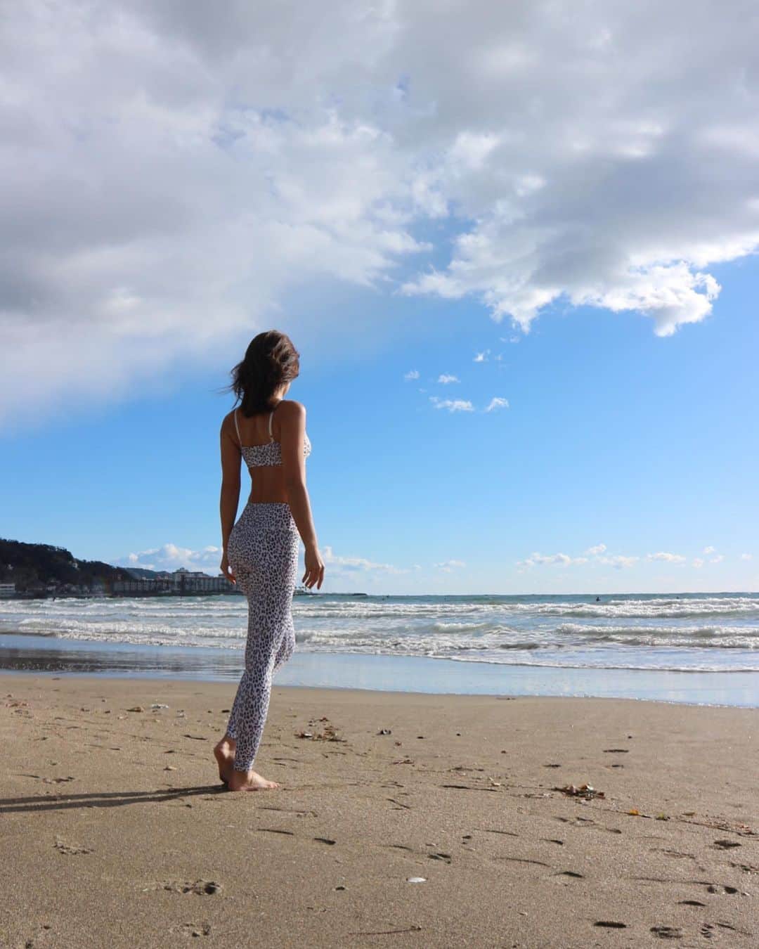 のインスタグラム：「最近のお気に入りウェアは水着とフィットネスウェアのブランド @welina_select のレオパード柄セットアップ🐆🌊・ ・ ・ 最近筋力落ちてきたから又トレーニング頑張ろうっ！！🔥・ ・ ・ ・ ・   #welina_select #pr #ヨガウェア #ボディメイク #フィットネス #fitness #体質改善 #ダイエット #アスレジャー #Athleisure #yogawear #ピラティス #ヨガ #健康 #運動 #筋トレ女子 #abs #腹筋女子 #bodymake #workout #エクササイズ #beachside #beachlife #海が好き」