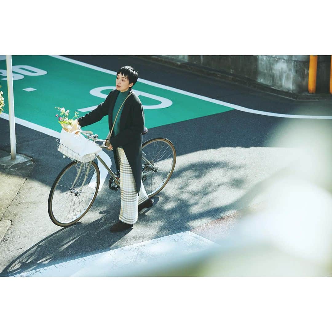 高山都さんのインスタグラム写真 - (高山都Instagram)「自転車に乗る日も明るい色を選びがち。 なんでだろ🚲 冬の冷たい風切って走る時間きもちよくて好きです。 この日は、初めて撮影で愛車を登場させました。  @salonadametrope   冬のスタイリングビジュアルご一緒させてもらいました。  photo #須藤敬一 さん hairmake #渡嘉敷愛子 さん @tokachaan  styling by me」12月16日 9時40分 - miyare38