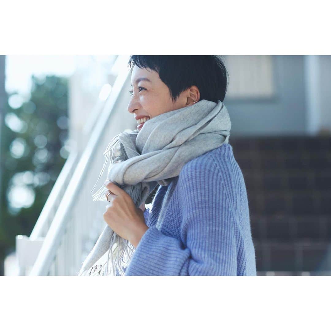 高山都さんのインスタグラム写真 - (高山都Instagram)「夏に着るのも好きだけど、冬に着る明るい色が好きです。 ニットのふわっとした質感が顔まわりを明るく柔らかーくしてくれる。  @salonadametrope のスタイリングビジュアルの企画では、カラーコーデも提案してみました。 ラベンダーとブルーの組み合わせにグレーのストールグルリと巻いて。  店頭にもポップやポスターでいるみたいです。  photo #須藤敬一 さん hairmake #渡嘉敷愛子 さん @tokachaan  styling by me」12月16日 9時35分 - miyare38
