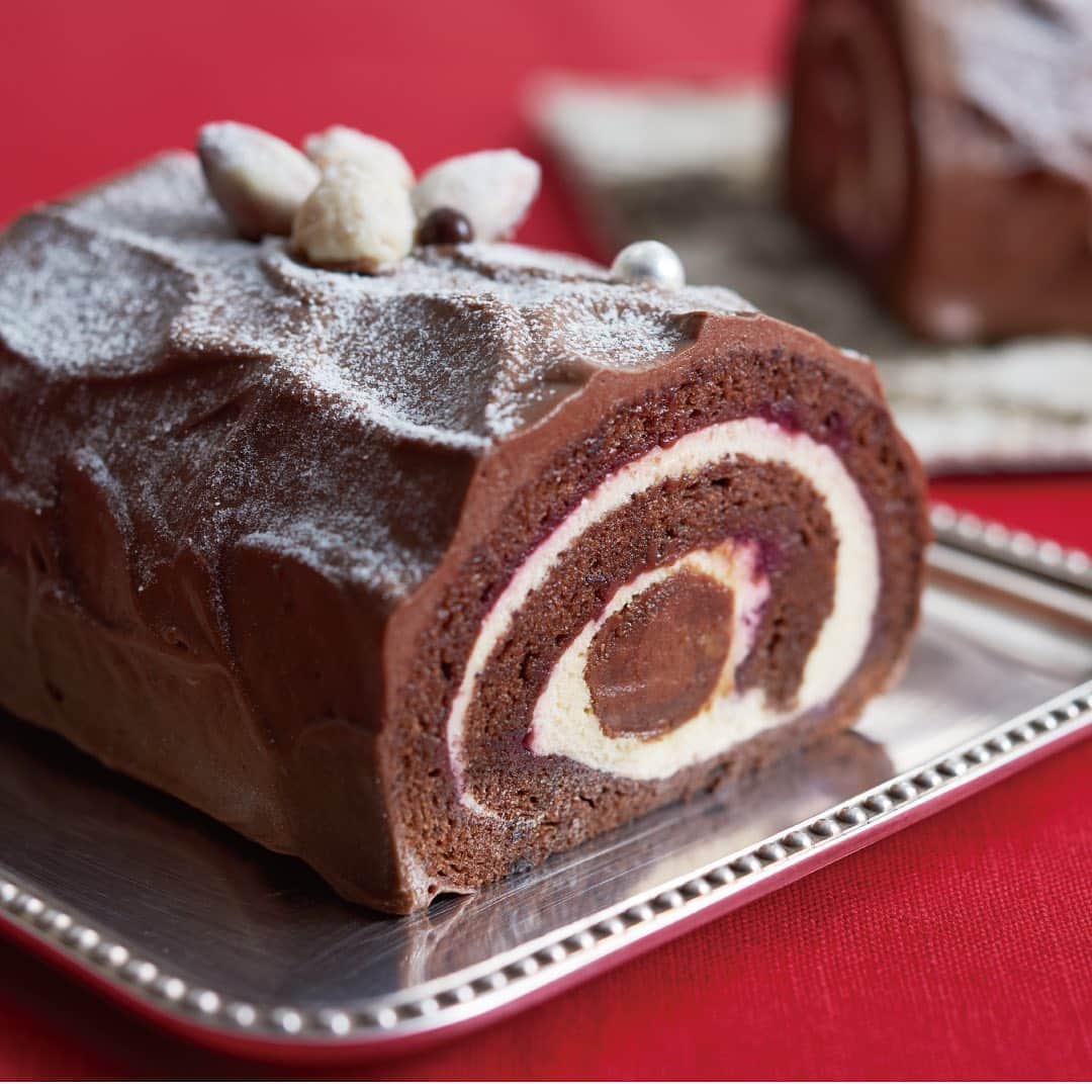 KIHACHI公式Instagramさんのインスタグラム写真 - (KIHACHI公式InstagramInstagram)「. パティスリー キハチ クリスマスケーキのご予約は、明日12/17（木）まで！（一部店舗をのぞく） . クリスマス気分を盛り上げるケーキ「ブッシュドノエル ノワール」。 伝統的なクリスマスケーキをパティスリー キハチがアレンジ。ビスキュイカフェショコラにマスカルポーネクリームとベリージャムを巻き、ミルクチョコのガナッシュで仕上げました。センターに入れたクルミ、アーモンド、ヘーゼルナッツ入りのプラリネガナッシュが食感のアクセント。 . 定番人気のクリスマスケーキ「クリスマスショート」は、苺の鮮やかな赤とクリームの白が美しいクリスマスショート。旬の甘い苺をミルクの風味豊かで口どけのよいシャンティークリームとしっとりきめ細かなジェノワーズでサンド。シンプルなケーキだからこそ、素材と製法にしっかりこだわって丁寧に作り上げています。 . ■クリスマスケーキご予約期間：2020年11月1日（日）～12月17日（木） ■クリスマスケーキお受け渡し期間：2020年12月23日（水）～12月25日（金）. . ※ご予約はパティスリー キハチ各店舗にて承ります。（羽田空港第2ターミナル、東京ギフトパレットのぞく） ※数量限定販売となりますので、売り切れの際はご容赦ください。 ※生ケーキは商品の特性上、お持ち歩きは1時間30分を限度とさせて頂いております。 ※営業日、営業時間は状況により変更になる場合がございますので予めご了承ください。 ※キハチではお客様とスタッフの健康と安全を考慮し、また働くスタッフが安心して働けるよう、新型コロナウィルス感染拡大防止取り組みを実施しております。 詳細はプロフィールのリンク( @kihachi_official )からキハチブランドサイトをご覧ください。 . . #キハチ #パティスリーキハチ #KIHACHI #patisseriekihachi  #クリスマスケーキ #クリスマスショート #クリスマスショートケーキ #ブッシュドノエル」12月16日 9時36分 - kihachi_official
