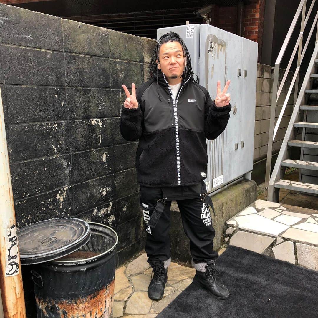 のインスタグラム：「先日のクローズ連載30周年記念イベントの帰り！ RUDIE'Sの展示会に寄らせてもらった！  新コロの影響もあり！ 冬モノの展示会が出来なかったんでチェックを怠っていたので！ 冬モノも慌ててチェック！  写真のフリース、めっちゃ暖かくて、かっこよくて最高！ 着てみたLサイズは、ちとデカかったので！ 在庫をチェックしてもらったら… Mサイズがギリあったので即チェック！  春モノもイイ〜仕事してるステキな作品が沢山あり！ かなりやべーですわ！  #rudeis  #やべきょうすけ  写真、何枚か撮ったのだが… このポーズと表情を見たRUDIE'Sのサトシが「あッ！このポーズ、よくSNSで見るやつだ〜」って笑いながら言ってた！  インスタグラマーたちの写真見て、同じ角度と同じ表情しかね〜な〜…なんて笑っていたが… 自分の引き出しの少なさに改めて気づかされた！  表現者としては致命的だが… 一個人で考えたら、こんなもんでしょう！ww  いゃ、インスタグラマーたちよりは断然、表情豊かだわ！ 何の代わり映えしない感情も見えない写真と一緒にされてたまるか！ww  ※これは楽で写真撮る時の定番なポーズなのであります！」