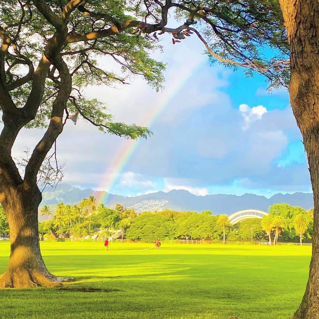 マキ・コニクソンさんのインスタグラム写真 - (マキ・コニクソンInstagram)「今日の虹ちゃま！🌈 ワンズのお散歩の最中にひょっこり現れてくれました！😊  今日も幸先いいなぁ！ このままいい波に乗っちゃおう！🏄‍♀️  #エアハワイ🌺  #ハワイのおすそ分け🤙🏼  #Great Startだね！👍🏼」12月16日 9時42分 - makikonikson