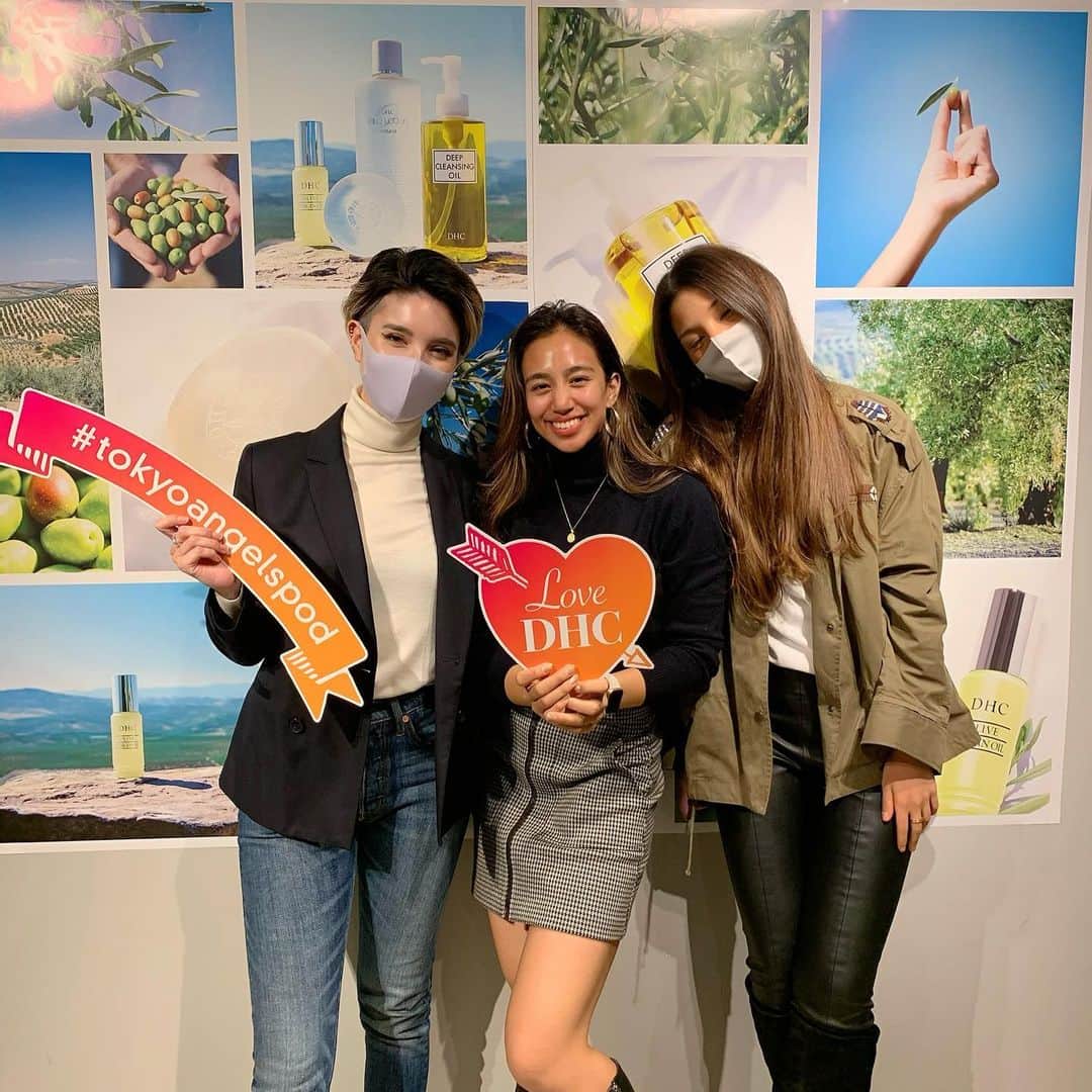 Megha Shrestha のインスタグラム：「DHC のSKINCARE WORK SHOP  に行ってきました✨  4ステップのスキンケア💆🏽‍♀️✨ ①汚れを落とす→②洗顔→③水分補給→④潤いを閉じ込めるこの4つの工程を詳しく教えてもらい早速実践してみました✨  肌診断も思ったよりいい数値でしたが、20代後半にかけて、これからのケアが大事になるとのこと🥺4つの工程内でも一番大事な、汚れを落とすこと！！つまりクレンジング✨ 今回特別にプレゼントしてもらったUS限定販売の#dhcdeepcleansingoil 気になっていた、マスカラ下地も綺麗に落ちてて使い心地最強でした✨  そしてもう一つ！！洗顔は、 #マイルドソープ！！　見たことのない透き通った石鹸、、固形で保存料なし泡立ちがよくて、泡持ちも良いのに、水で流すと流れやすくこちらも最高でした✨🧖🏽‍♀️  @samanthamariko さんも1ヶ月続けてやっていたとの事で私も頑張ってみようと思います✨ これから冬で乾燥の季節マスクで肌荒れ私もやばかったのですが、肌育頑張っていこうと思います✨気になる方ぜひチェックしてみてください🦋  ⚠️写真撮影の時のみマスクを外す許可をいただきました。  #tokyoangelspod #dhcjapanglobal #DHCOliveSkincare  #deepcleansingoil  #DCOHoliday2020 #Yourjapanesebeautyexpert @dhcjapanglobal @tokyoangelspod #skincare #dryskin #スキンケア #肌育」