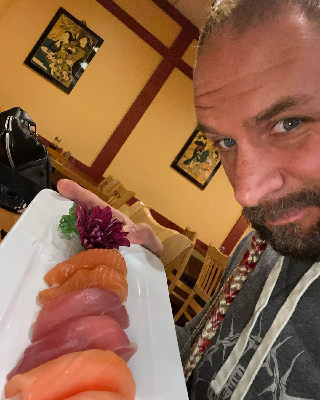 ランス・アーチャーさんのインスタグラム写真 - (ランス・アーチャーInstagram)「Solo Sushi!  Don’t mind if I DO!  OUISHI!! #sushi」12月16日 9時44分 - lance_hoyt