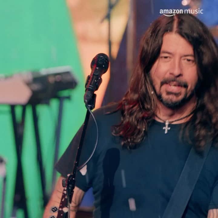 フー・ファイターズのインスタグラム：「We're putting our own take on a Christmas classic tonight. Tune into @amazonmusic #holidayplays right now!   Watch now on Prime Video or anywhere in the world on @twitch at link in bio.」