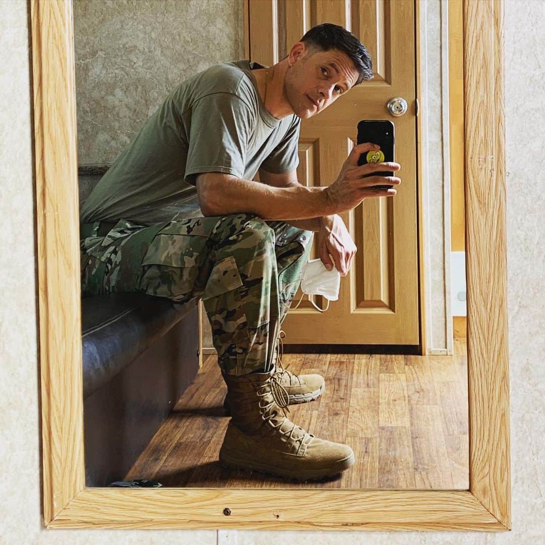 ブライス・ジョンソンのインスタグラム：「Happy to be waiting to work haha」