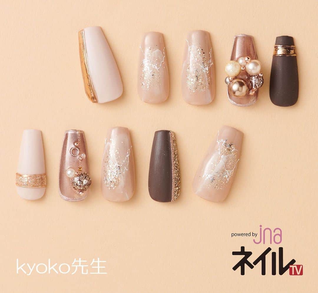 のインスタグラム：「クリスマスネイル ルクジェルを使用した kyoko先生の動画がNail TVに本日からアップされています！クリスマスにぴったりの華やかで上品なネイルはすぐにサロンワークで活用できます。 ・ NailTV チャンネル登録者数 3.26万人 クリスマスネイル：2020年秋冬のネイルトレンド『Quatre C 〜キャトルシー〜』のクリスマスバージョン！  JNA 2020 A/W NAIL TREND  ・ ・ 2020年秋冬のトレンドテーマは「キャトルC」日本ならではの上質なケアから「ニューベーシック」と個性を打ち出したジャパン的「ニューアート」を柱に、４つのCをキーワードにしてより良い日本の未来と世界に通じる美を追求します。 その秋冬のネイルトレンドをクリスマスデザインにアレンジ！サロンワークにぜひご活用ください。  ▼その他の映像はこちら▼ https://nail-tv.jp」