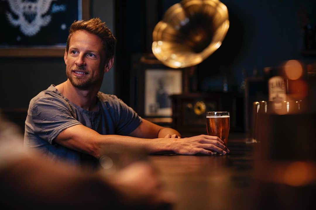 ジェンソン・バトンのインスタグラム：「When is it time for Christmas beers? That’s a thing right?! #bluecoast #bluecoastbrewing」