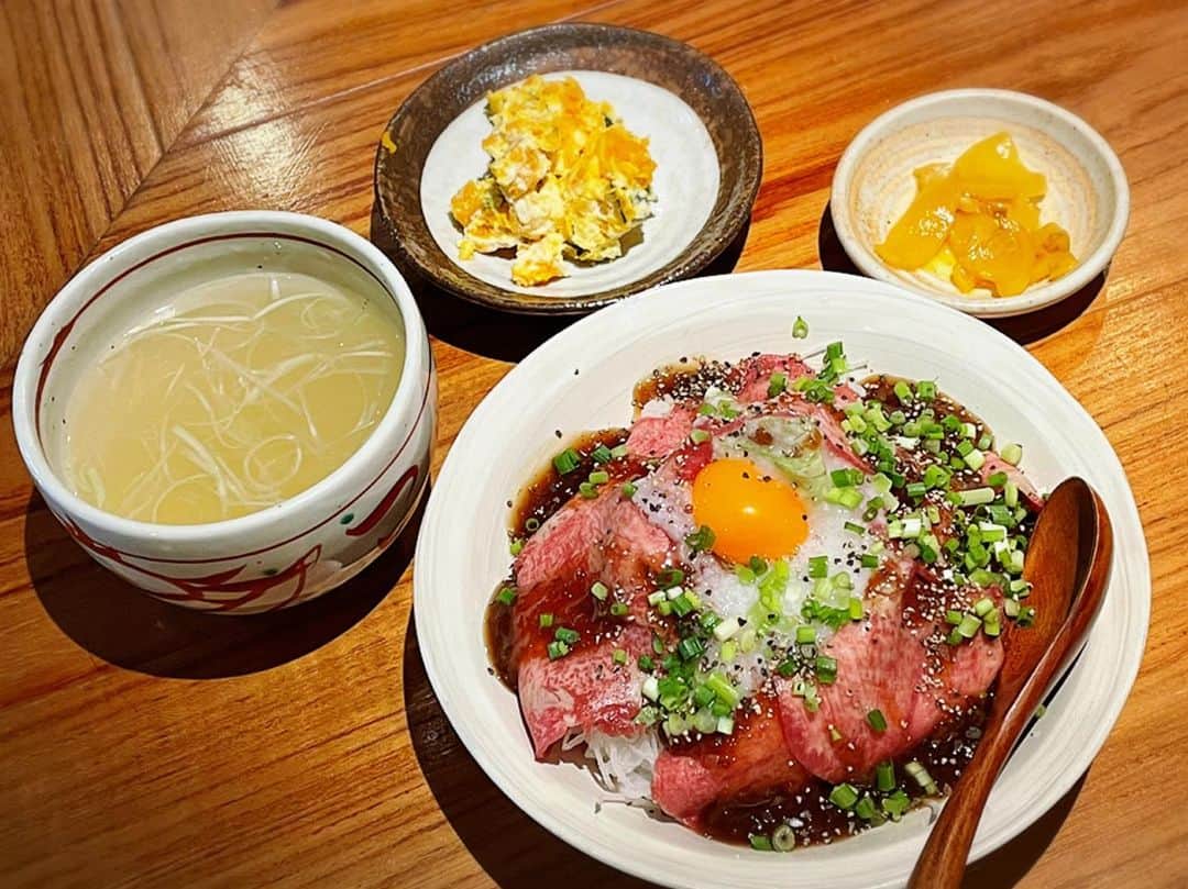 佐井祐里奈さんのインスタグラム写真 - (佐井祐里奈Instagram)「#リアルタイム更新ではありません #時差投稿 #大とろ牛たん刺し丼定食 #べこや #べこや本山店  #yunnaログ . . . とても映える🍴ランチ🍴でした❣️ 一瞬で食べ終わった😋🐷笑 今度は牛タンランチにしようかな🤤やっぱり牛タンは塩で食べるのが好み🥰 #子連れじゃないランチ」12月16日 9時54分 - yunna_s31