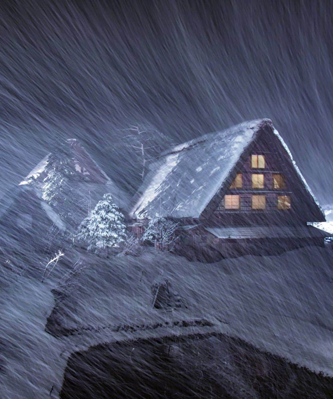 masayaのインスタグラム：「Shirakawago winter Illuminations has been cancelled. World Heritage 冬の白川郷ライトアップ 昨日中止が発表されました。残念、、 2016年未発表作より」