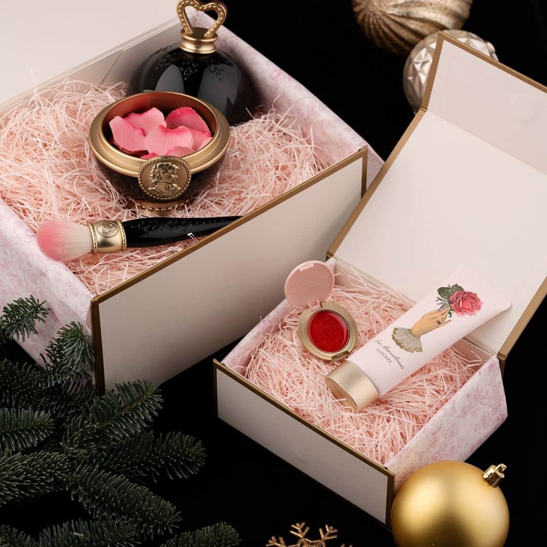 Les Merveilleuses LADURÉEのインスタグラム：「2020 HOLIDAY COLLECTION 発売中  クリスマスプレゼントやお誕生日プレゼントなどに 大人気のギフトボックス。 レ・メルヴェイユーズ ラデュレでは、 5,500円(税込)以上お買い上げで ギフトボックスにお入れすることが可能です。 クリスマスプレゼントなど大切な方へのギフトに ぜひご活用ください。 お好きな商品をお選びいただけます。  左から ＜数量限定発売＞ ◆フェイス カラー ローズ ラデュレ リミテッド<チークカラー> 7,700円(税込) ◆リミテッド エディション ポット フォー フェイスカラー ローズ ラデュレ3,300円(税込) ◆リミテッド チーク ブラッシュ 6,600円(税込) ◆リップ バーム 全3色 3,300円(税込) ◆ローズ ハンド トリートメント50g 2,530円(税込)   ※オンラインショップは対象外となります。 #lesmerveilleusesladurée #laduree #lmladuree #ladureemakeup #レメルヴェイユーズラデュレ #メルヴェイユーズ #ラデュレ #ラデュレコスメ #チーク #cheek #クリスマス #クリスマスコフレ #ホリデーコレクション #holidaycollection #冬コスメ #花びらチーク　#限定品 #クリスマスコフレ2020  #クリスマスプレゼント #ギフト #自分へのご褒美 #ローズラデュレ #リミテッドエディションローズラデュレ #イルミネイティングパウダー #花弁チーク」