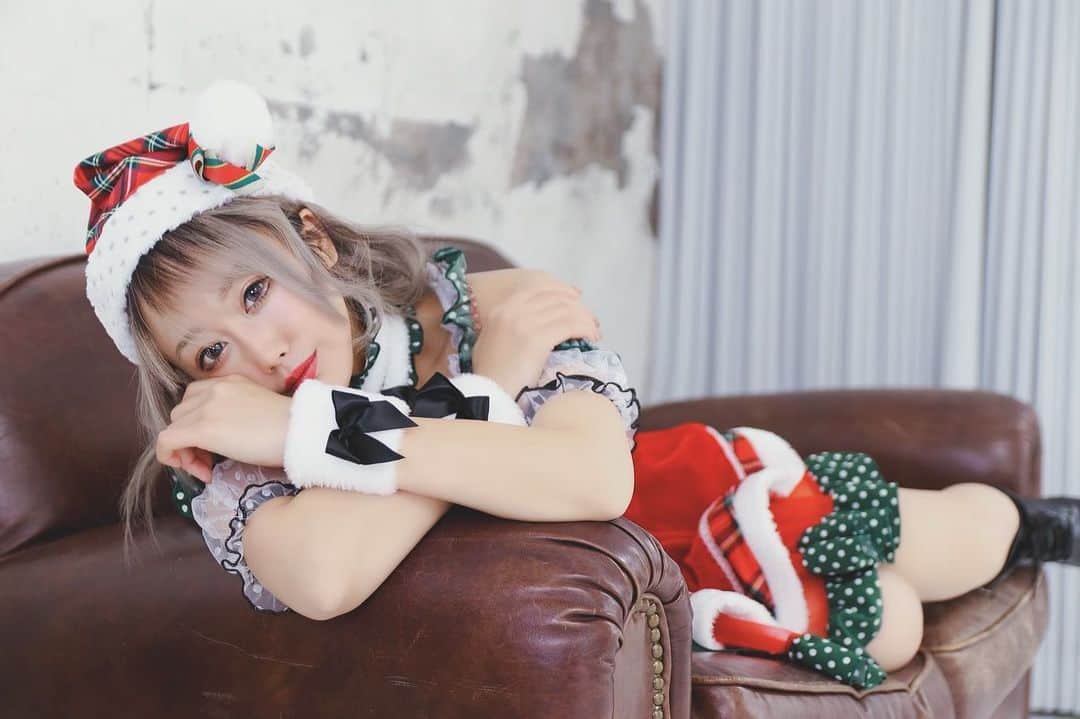 若月雅のインスタグラム：「【 #smooth撮影会／#サンタコス 】 . . 横写真でラスト🤳✨✨ 月末は27日に、ルームウェア企画で参加します！ 4部のみ空きがありますので、良かったらご参加下さい✨✨ . #撮影会 #サンタクロース #スタジオ撮影 #被写体　#被写体モデル  #撮影会モデル #ルームウェア  .」