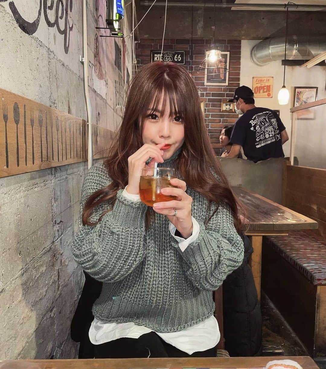 Airiのインスタグラム：「. ストーリーに上げたら好評だったから こっちにも載せちゃったりちゃっかり。 . .  #japan#osaka#fashion#smile#make#大阪#関西#いいね#美容#前髪#イヤリングカラー#セクラバさんと繋がりたい#ニットコーデ#チャンキーニット」