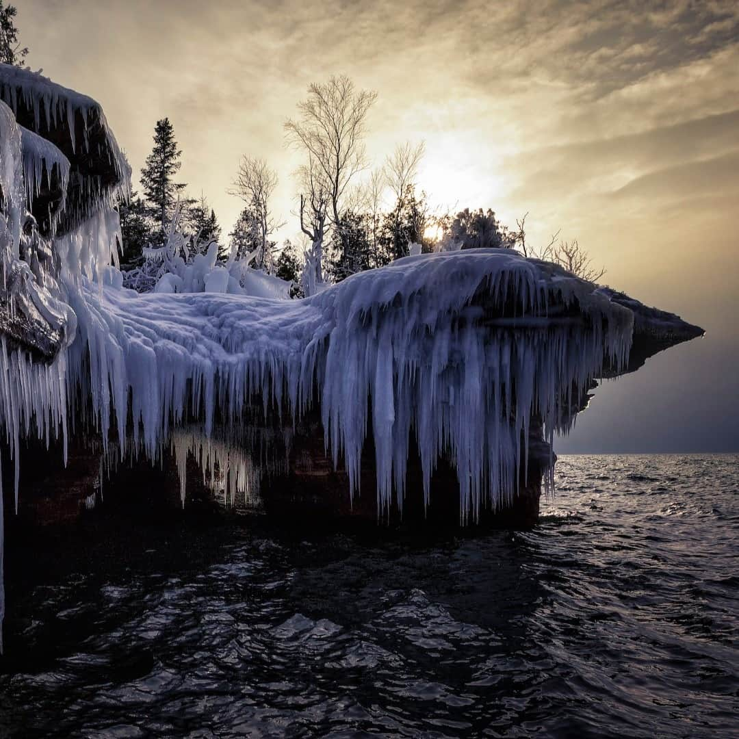 アメリカ内務省さんのインスタグラム写真 - (アメリカ内務省Instagram)「Frosty and intricate, icicles hang like ornate chandeliers at Apostle Islands National Lakeshore. Protecting 21 islands and 12 miles of #Wisconsin shoreline on Lake Superior, #ApostleIslands experiences a dramatic transformation each #winter. This photo is from last year's #SharetheExperience #PhotoContest and shows stunning ice formations clinging to the cliffs accessed by boat off the mainland. Apostle Islands National Lakeshore is open year-round, but the islands become much more challenging to access during the shoulder seasons and winter. This photo is truly brrrreautiful. Photo by Michael DeWitt (@poordogphotography)(www.sharetheexperience.org). #usinterior」12月16日 10時05分 - usinterior