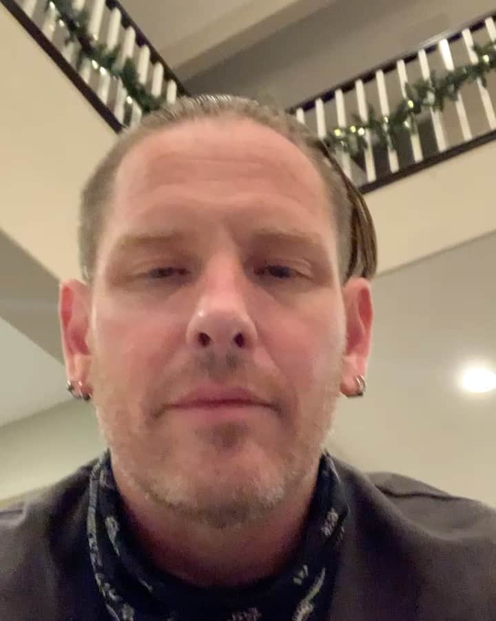 ロニー・ラドクのインスタグラム：「Made my day @coreytaylor ❤️🙏🏻」