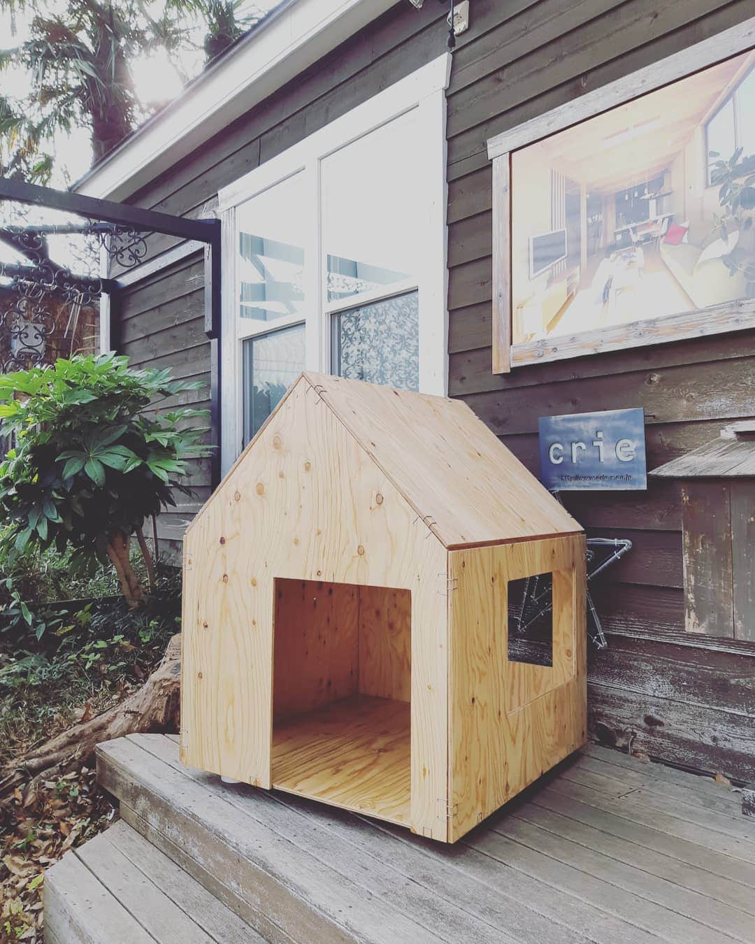 crie style クリエすずき建設のインスタグラム：「木のお家の前に 木の小さなお家 ディスプレイ中です♡  会社のウッドデッキに設置中。ベニア専用のクリップで、誰でも簡単に組み立てができます。  来年の年明けから、このお家を使ってお年玉キャンペーンも計画中です！  #木の家 #バリアフリー #生涯設計 #ライフプラン #住まいと暮らしの窓口 #住ま暮らサポート #長期優良住宅 #長期保証 #建物点検 #修繕計画 #マイホーム借上げ制度 #家事楽 #テレワーク #ホームエレベーター #介護 #平屋 #減築 #２世帯 #リフォーム #リノベーション #楽しく人生をデザイン #crie_style #クリエスタイル #クリエ #クリエすずき建設」
