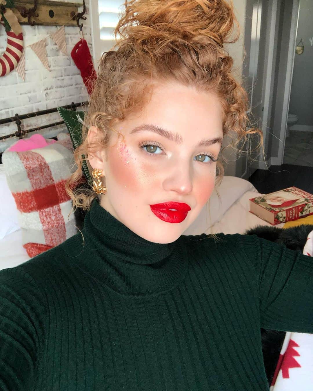 ブリー・キッシュのインスタグラム：「10 days until christmas!!!!!!! 🎄✨❄️✨✨⛸🎁✨🎅🏻」
