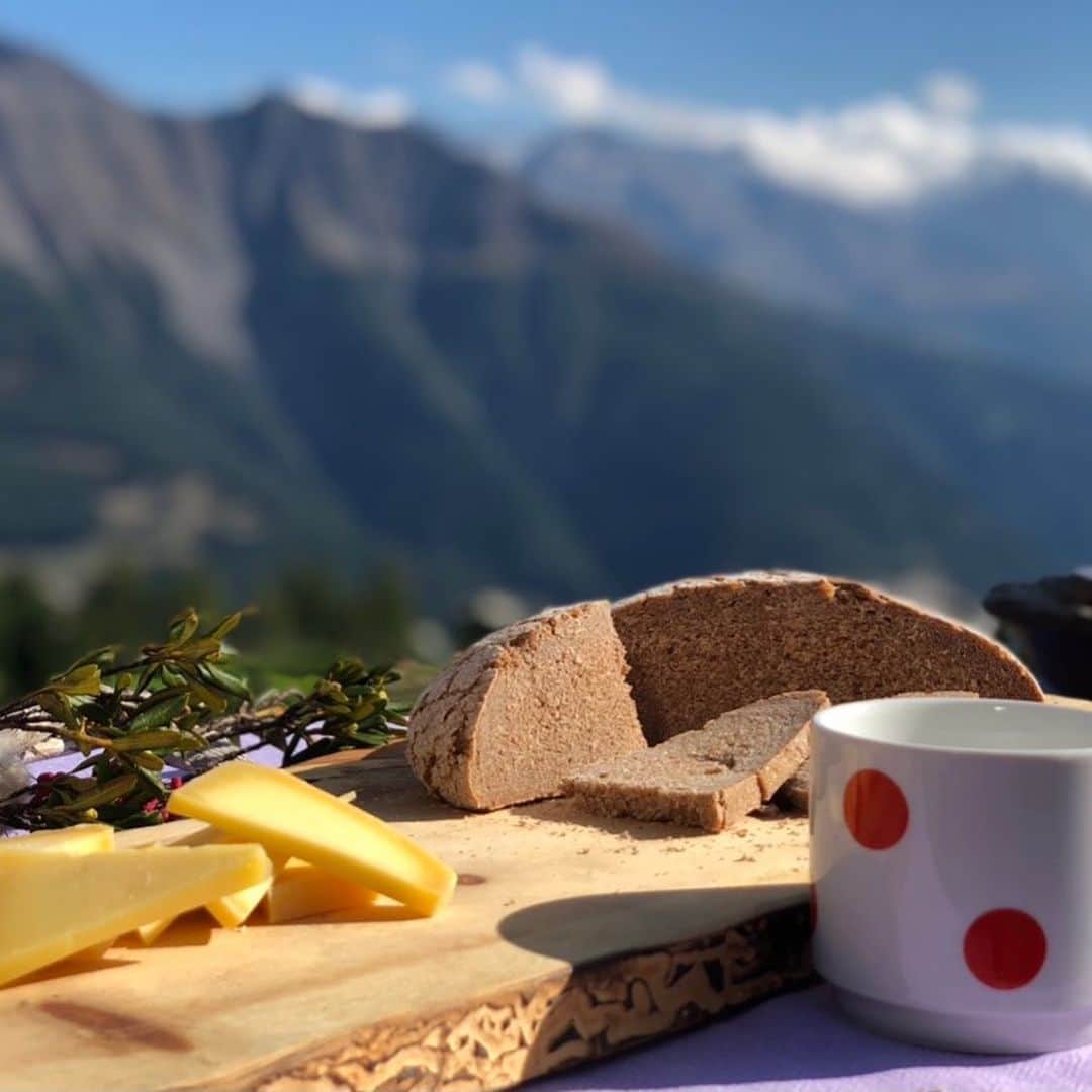 朝日放送「朝だ！生です旅サラダ」さんのインスタグラム写真 - (朝日放送「朝だ！生です旅サラダ」Instagram)「@aiaoki_official  スイスの旅🇨🇭 絶景を眺めながら食べるチーズは最高でした🧀💕 写真のどこかにYouTubeライブでよく話題にあがるミスターXが。。🦹🏼‍♂️←笑 毎週放送後に東アナとガールズでYouTubeライブをやっているので、そちらもチェックよろしくお願いします🐶❣️ _ #スイス　#絶景 #生放送後 #裏話　 #忘れられない旅 #女子トーク #YouTube #live #東留伽　#アナウンサー # _ #ABCテレビ #朝日放送テレビ #朝だ生です旅サラダ #旅サラダ #旅サラダガールズ  #青木愛 #土曜 #あさ8時 #海外 #旅  #travel #trip」12月16日 10時13分 - tabisalad