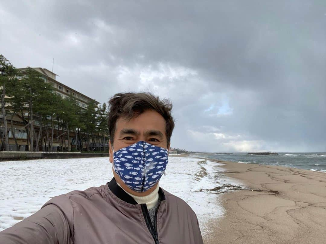 石原良純さんのインスタグラム写真 - (石原良純Instagram)「鳥取県米子市、雪の皆生温泉。白波立つ日本海、低く垂れ込めた雪雲。これぞ日本の冬景色。でも、しばらく地方には出れなくなるなぁ。」12月16日 10時13分 - yoyoshizumi