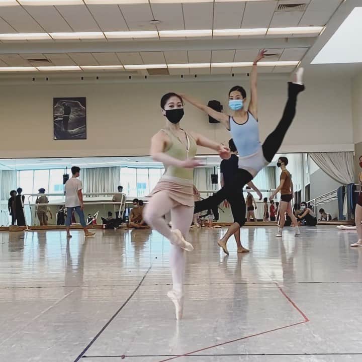 のインスタグラム：「Sound on please 📡  video bombed by @wanting__zhao 🩰 📽 by @_angelogreco_  クラスの後の🙊　#ballet #ballerina #ballerinalife #happy #happiness #dance #art #幸せ #バレエ #バレリーナ #work #サンフランシスコ　#sanfrancisco」