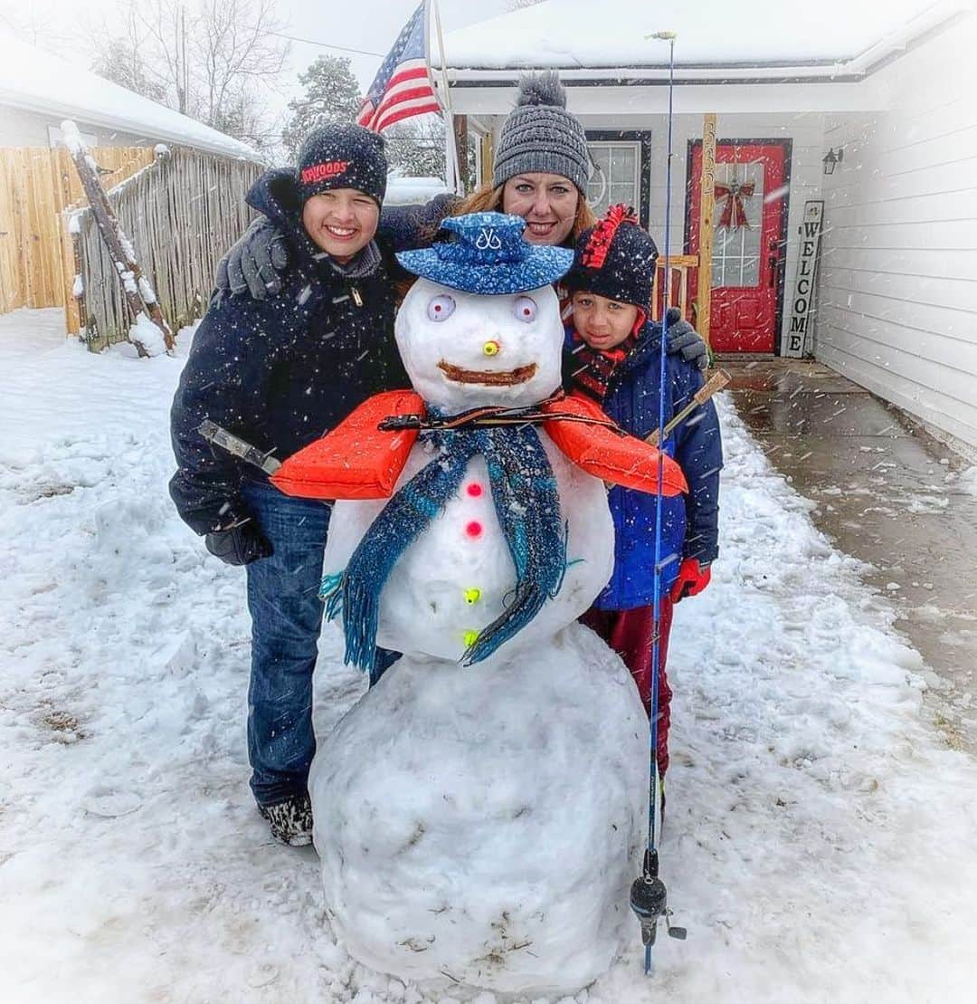 Filthy Anglers™さんのインスタグラム写真 - (Filthy Anglers™Instagram)「What do you do when it snows in Oklahoma? You build yourself a Filthy snowman with your family! Our buddy and @slaynationtournamentfishing Director from Oklahoma @jmrentie_fishing loaded up the family in snow gear and got at it. Job well@done kiddos! We absolutely love seeing the filth spread by utilizing like minded folks like @slaynationtournamentfishing with sponsorships. Congrats Joe (not in photo)  @jmrentie_fishing you and your family are Certified Filthy www.filthyanglers.com #fishing #snowman #slaynation #hunting #outdoors #bassfishing #monsterbass #catchandrelease #anglerapproved #icefishing」12月16日 10時27分 - filthyanglers