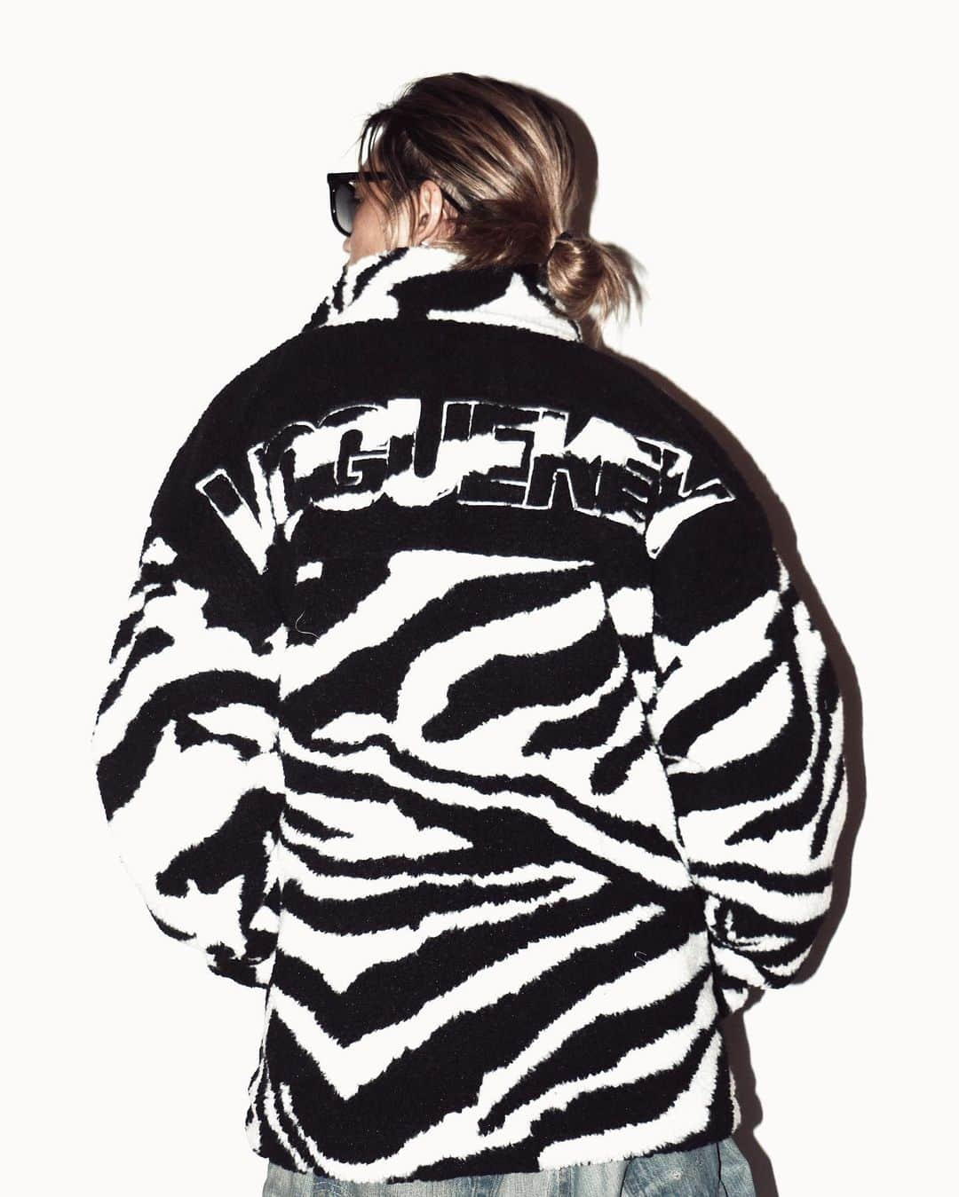 鈴木大二朗さんのインスタグラム写真 - (鈴木大二朗Instagram)「@raugh___official の新作 Big Boa Jacket🦓でました！ checkしてみてください👏🏾👏🏾👏🏾」12月16日 10時30分 - daijiro.s