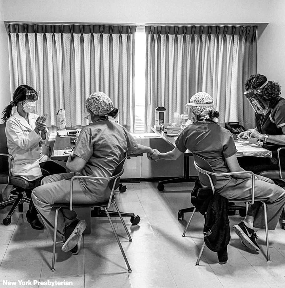 ABC Newsさんのインスタグラム写真 - (ABC NewsInstagram)「A photo provided by New York-Presbyterian Allen Hospital in NYC shows employees holding hands as they prepare to receive the COVID-19 vaccine.」12月16日 10時31分 - abcnews