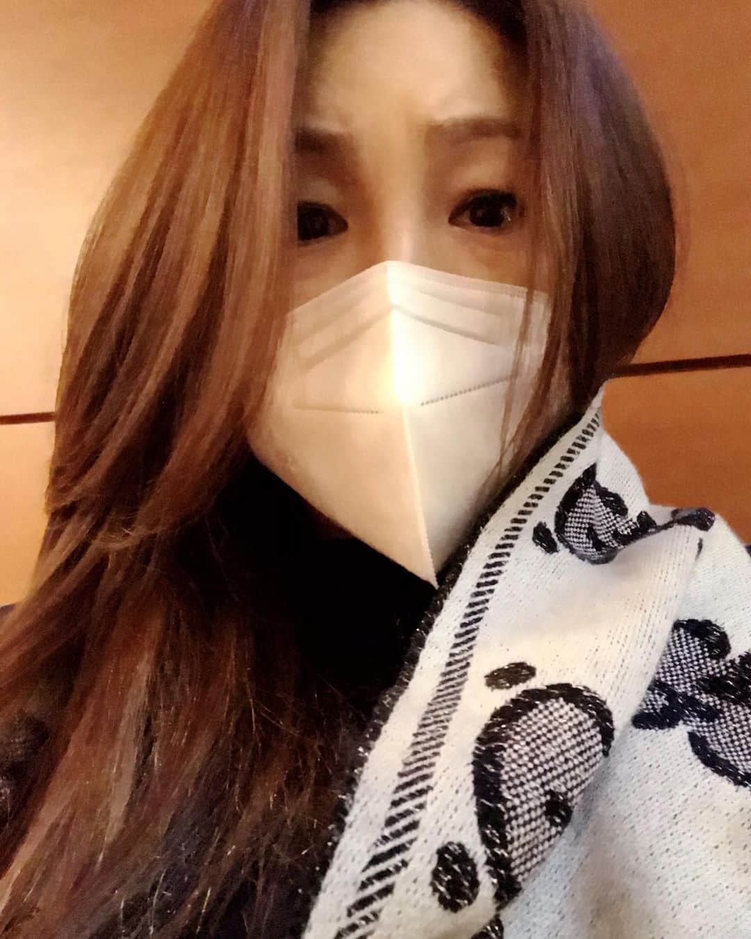 井上貴子のインスタグラム：「本日は 年1の乳腺外科。  病院に来ています。 ここの病院はホテルかと思うくらい とてもキレイで 待合室も広くて密じゃないし安心。  念には念で！マスクはKN95。 絶対に移らないぞ！！  今日はいつもと違って パンパンに スケジュールを入れちゃったから！  気合いで乗り切るぞー！  Happyで^ ^  コロナ禍に携わる 全てのお仕事の皆様。  心から 感謝しています。  引き続き油断せず お気をつけて お過ごし下さいませ。  #井上貴子  #LLPWX #女子プロレス #紅緒と柊音 #トイプードル #乳腺外科 #KN95 #TikTokはじめてみた #Twitterも見てね #感謝 #STOPCOVID19」