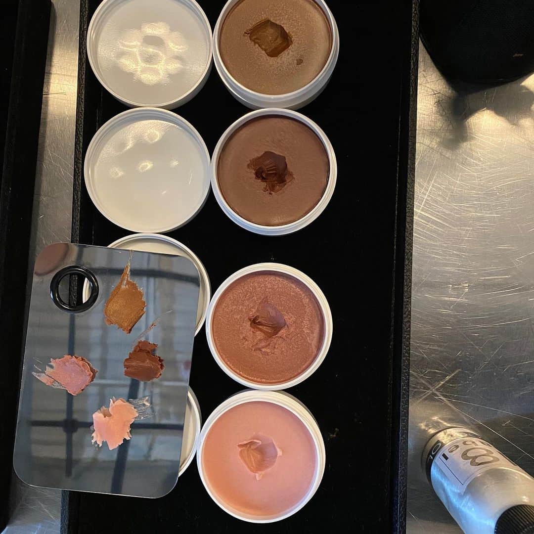 ボビー・ブラウンのインスタグラム：「Miracle Balm. What you need to know is that you have break the seal to release the magic and activate the color and texture. Any questions ask below.」