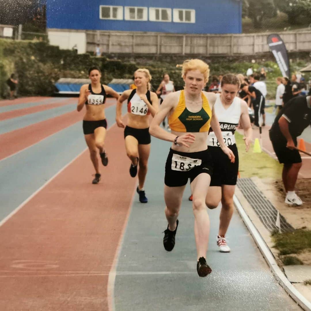 アンジェラ・ペティさんのインスタグラム写真 - (アンジェラ・ペティInstagram)「We all have bumps along the road!!! Keep persevering!!! First photo shows me winning the Junior 800m title at the 2005 New Zealand Secondary Champs in Auckland as a 14 year old.  Reflecting on the New Zealand Secondary School Champs over the weekend, I am over the moon to see so many of the athletes I coach and so many athletes I know do so well! But I also wanted to acknowledge those that may have not reached their goals or expectations over the weekend and encourage you to keep going!   Although I have won a lot of races over my career, there has also been a lot of struggle behind the scenes and a lot of bad races, or even tough whole seasons.  I had a lot of success at a young age, after joining a club at 10 and getting a coach at 13. I guess I started making a mark at 13 years old when I won the 400m, 800m and 1500m at both the North Island and South Island Colgate Games. Then at 14 years old I represented New Zealand at the Pacific School Games in Melbourne and won the 800m there in a huge personal best by running 2.10.48. Things were great!  However fast forward the clock a year and I was no longer winning everything and my times were drastically slower. I got my first period at 15 and was growing a lot. I was running around 2.18- 2.20 most of the season & raced at the Australian Youth Olympics, coming right near the back of the field maybe 2nd to last.I was wondering what had happened, I had won my last event in Australia a year earlier and now I was running so much slower in every event I did. I also became really unco, like my limbs weren't working in coordination properly doing drills and that, and my body shape was changing. Everything felt harder.   Thankfully my coach Maria was very supportive & assured me I would get through this and it was very normal for female athletes. I was trying so hard but didn't feel like myself running.I remember feeling like giving up.   But I kept persevering and tried to just run for the joy of it. I am so glad I did.   The following season I started improving again and ran lots faster, getting my PB down to 2.07 at 16 years old and going to my first World Junior Champs in Poland!  Continued in the comments & 3rd pic」12月16日 10時38分 - angie_run800m
