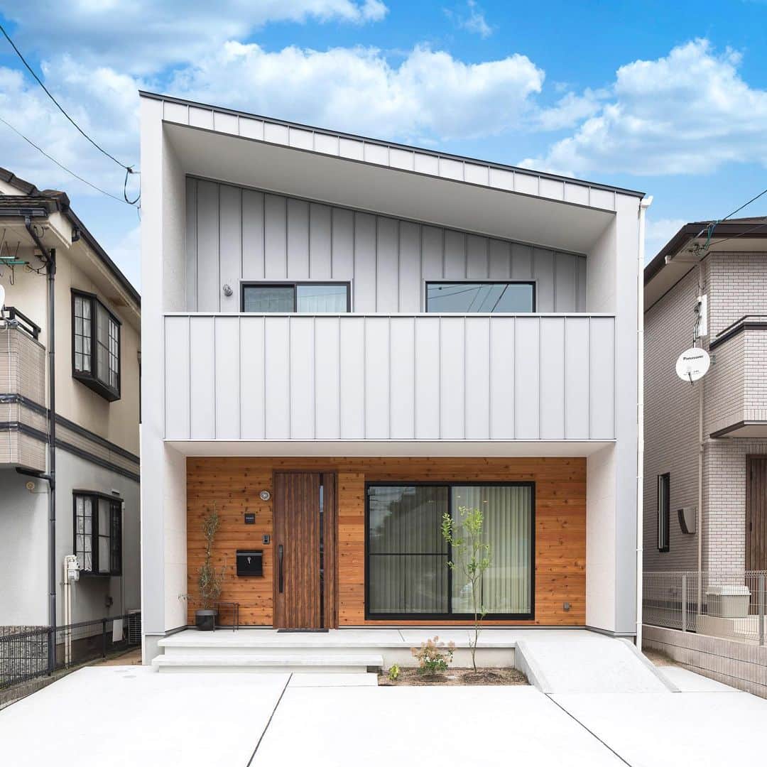 西本ハウスのインスタグラム：「🎈 【外観特集】  佐伯区皆賀 TY様邸 注文住宅  【モデルハウス見学予約受付中🏠】 土日祝はもちろん平日でも色々なスタイルのモデルハウスをご見学いただけます😊🎈  場所:安佐南区山本新町（春日野）  イベント情報はこちら▼ @nishimoto_house ⇧プロフィールのURLよりご覧いただけます👀  #西本ハウス #広島県 #工務店 #ZEROCUBE #ゼロキューブ #グッドデザイン賞 #1000万円からはじめる家づくり #子育て世代の家  #子育て世代の家づくり #デザイン住宅  #デザイナーズ住宅 #新築一戸建て #マイホーム #新築マイホーム #注文住宅 #規格住宅 #家づくり #暮らしを楽しむ #セミオーダー住宅 #セミオーダー #セミオーダーハウス #広島建売 #建売 #分譲住宅 #分譲中 #広島分譲住宅」