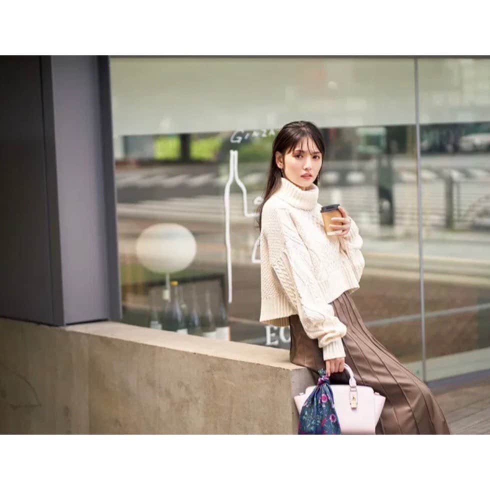 のインスタグラム：「美人百花.com @bijinhyakka   モデル✨道重さゆみさん　@sayumimichishige0713   ヘアメイク担当させていただいてまーす🤗 * * * * * * * * * * #道重さゆみ#美人百花#ファッション誌#撮影#ヘアメイク#モデル#mywork」