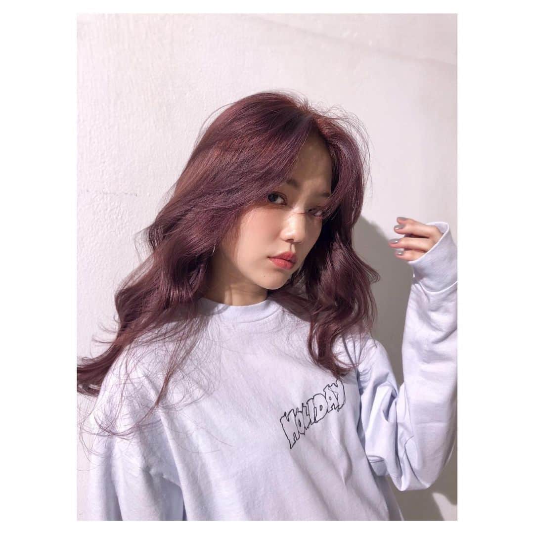 前原穂高のインスタグラム：「ピンクカラー✨人気上昇中です🦩  🙎‍♀️ @tomomi_______   #美容室Violet #表参道ヘアサロン #表参道美容室 #表参道美容院 #ふんわりパーマ #20代ヘアスタイル #韓国ヘアスタイル #40代ヘアスタイル #30代ヘアスタイル #ピンクヘアー #ピンクカラー #韓国エクステ #前原穂高 #トレンドヘア #トレンドスタイル   12月前原穂高店舗出勤スケジュール  🗼→表参道店 ⚓️→横浜店  12月16日(水)🗼 12月17日(木)🗼 12月18日(金)🗼 12月19日(土)🗼 12月20日(日)🗼 12月21日(月)🗼 12月23日(水)🗼 12月24日(木)⚓️ 12月25日(金)🗼 12月26日(土)🗼 12月27日(日)🗼 12月28日(月)🗼 12月30日(水)🗼 12月31日(木)🗼」