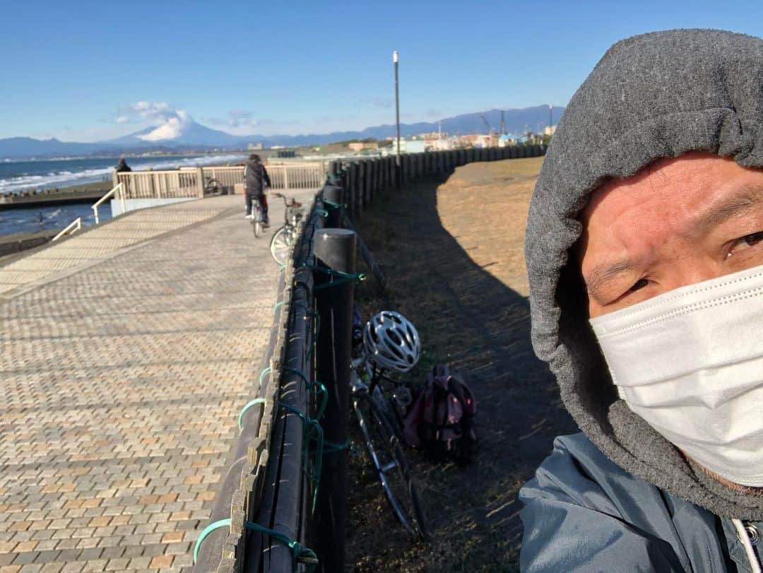ほんこんさんのインスタグラム写真 - (ほんこんInstagram)「綺麗な富士山 サーフィンやろうと来ましたが やめて散髪しよ #富士山 #鵠沼海岸サーフィン  #ロングボード #サーフィン #ほんこん #海蔵kaizou」12月16日 10時44分 - hongkong2015_4_9