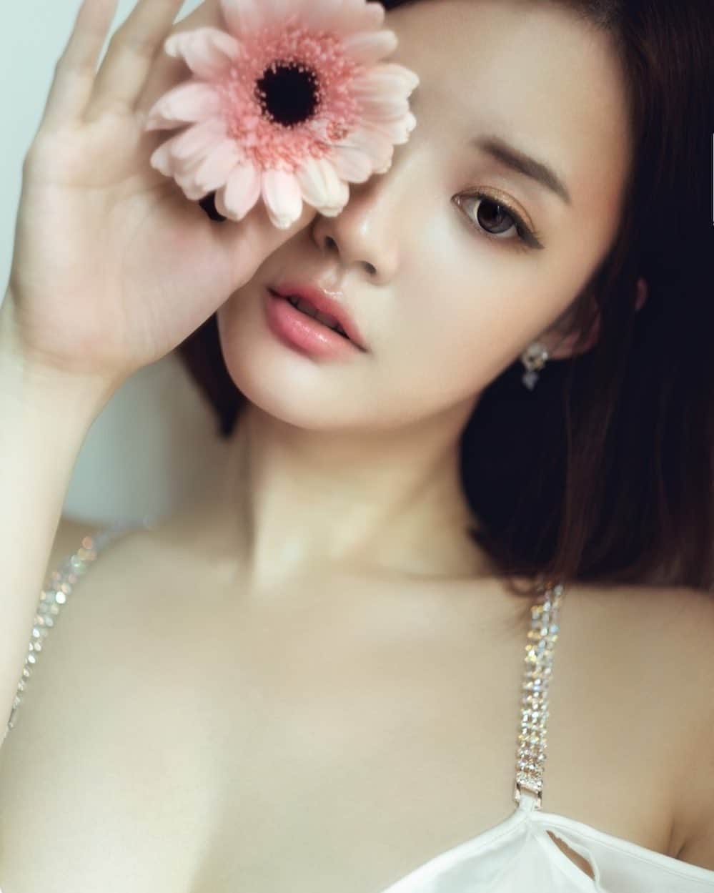 YingTzeさんのインスタグラム写真 - (YingTzeInstagram)「Gerbera 💐 A flower from the Daisy Family , with the meaning Innocence and Purity. 💕 _ Patreon Rewards for this month will be delayed till 18th because I’m preparing extra sets for my patrons this month. Christmas means extra sets for everyone! 🙏🏻💕 💌 www.patreon.com/yingtze _ p/s: Bought these flowers from Grab , arrived in 45 minutes syokkkkk 😂 📸 @kenn_tee  #blessed #girlwithshorthair #gerberadaisy」12月16日 10時44分 - yingtze