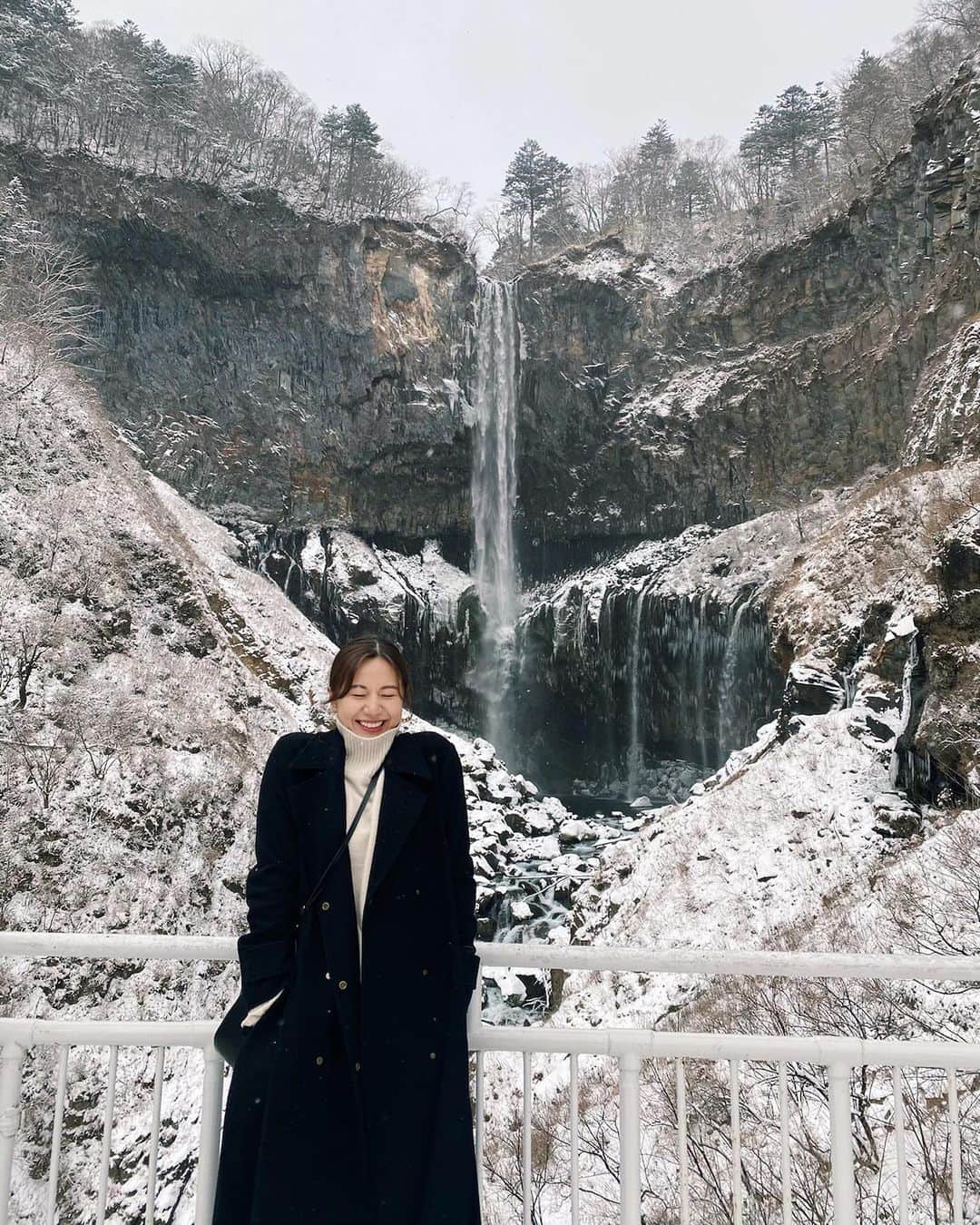 大伴理奈さんのインスタグラム写真 - (大伴理奈Instagram)「_ たくさんのコメントやメッセージ ありがとうございます☺︎💓 嬉しいです😭💕  写真は-6°の日光❄︎ 雪に包まれた華厳の滝。 寒かったけど本当に綺麗だった〜❄︎  寒い〜！！って言いながら撮ってもらった写真🤣  #華厳の滝 #日光 #栃木」12月16日 21時45分 - rina_otomo